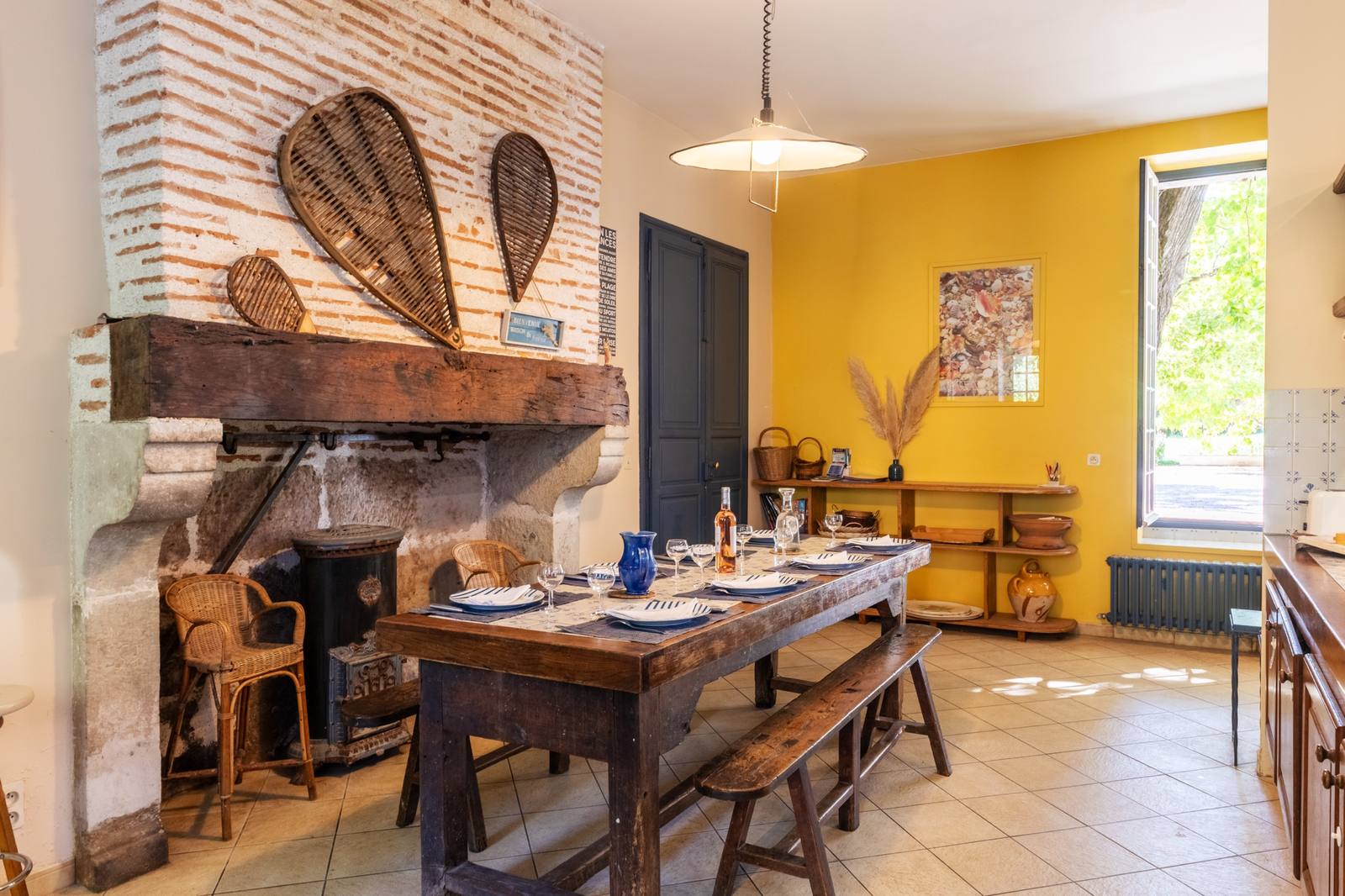 La cuisine, sa cheminée et sa grande table