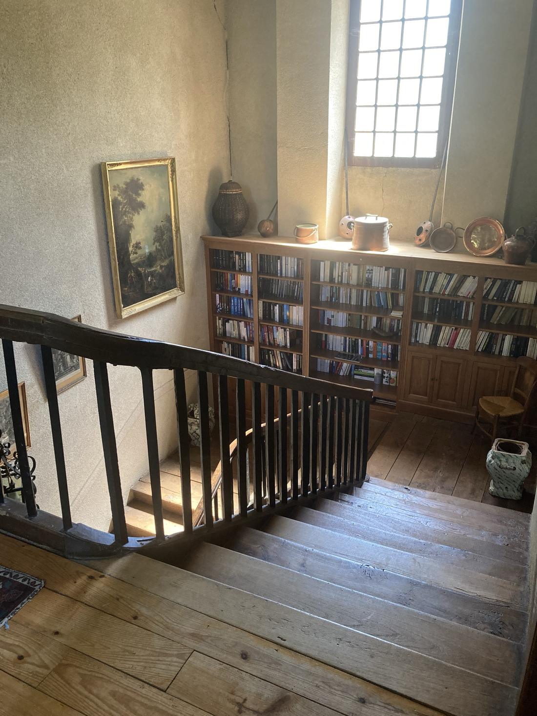L'escalier en bois et la bibliothèque