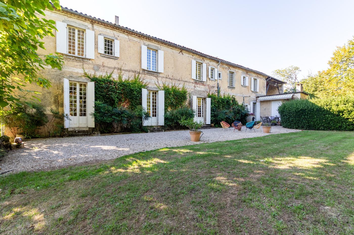 Fauteuils colorés devant la maison