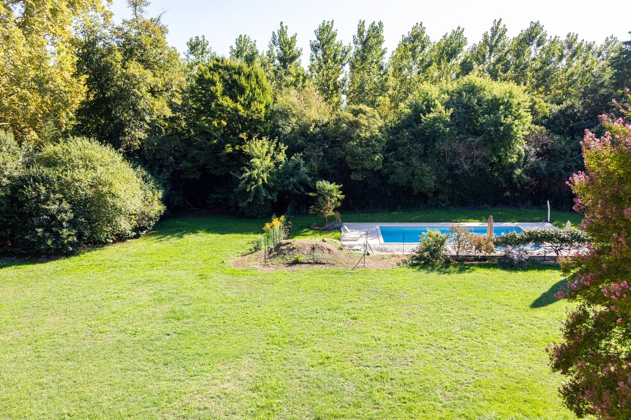 Le parc et la piscine