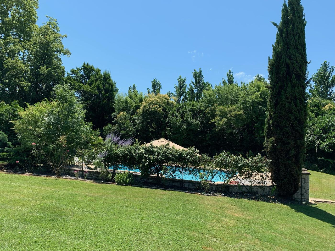 La piscine dans le jardin